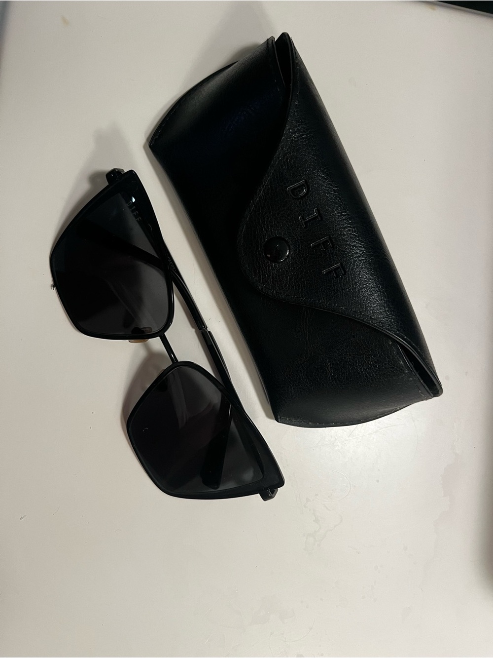 Diff women’s sunglasses with case